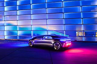 Mercedes Benz F 015 in the main square of Linz 2015/Fotos Ars Electronica